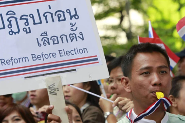 
	Manifestantes de oposi&ccedil;&atilde;o em Bangcoc: Manifestantes gritavam &quot;Yingluck [premi&ecirc; tailandesa], v&aacute; embora!&quot;, sob olhar de dezenas de policiais desarmados
 (Chaiwat Subprasom/Reuters)