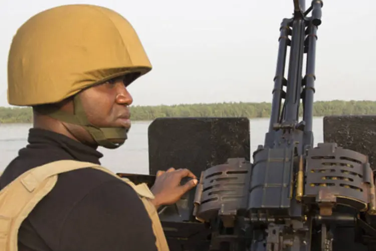 Oficial da marinha com patrulha a costa do Atlântico no estado nigeriano de Bayelsa (Stringer/Reuters)