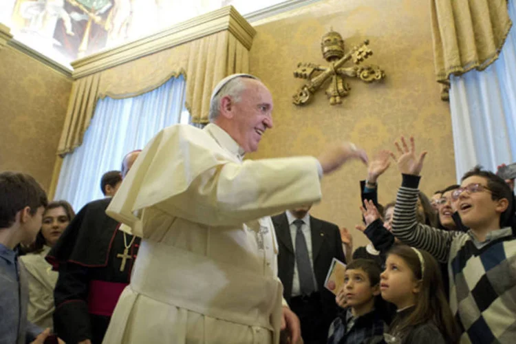 Papa Francisco abençoa crianças de uma organização católica durante uma audiência privada no Vaticano  (Osservatore Romano/Reuters)