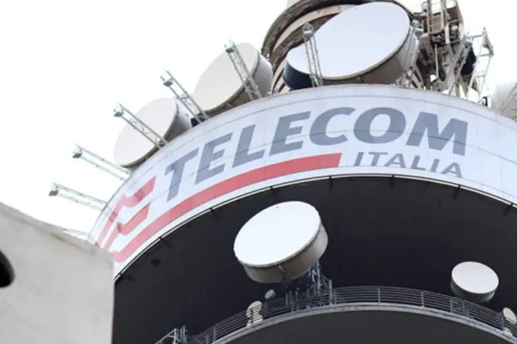 
	Torre da Telecom Italia, em Roma: empresa est&aacute; vendendo ativos incluindo torres de telefonia no Brasil para reduzir d&iacute;vida
 (Alessandro Bianchi/Reuters)