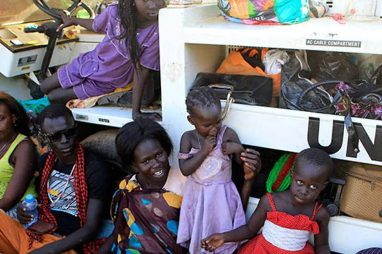 
	Fam&iacute;lia do Sud&atilde;o do Sul em campo de refugiados da ONU:&nbsp;n&uacute;mero de v&iacute;timas fatais pode aumentar, segundo porta-voz do ex&eacute;rcito
 (REUTERS/James Akena)