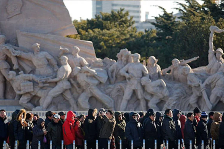 
	Pessoas fazem fila para visitar o mausol&eacute;u de Mao Ts&eacute;-tung: os meios de comunica&ccedil;&atilde;o oficiais se concentram na import&acirc;ncia hist&oacute;rica de Mao para que a China acabasse com o feudalismo
 (REUTERS/Kim Kyung-Hoon)