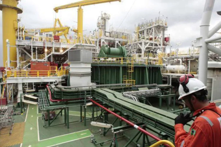 
	Um funcion&aacute;rio inspeciona a FPSO OSX-1, a primeira unidade flutuante de produ&ccedil;&atilde;o e armazenamento (FPSOs) da frota da OSX, no porto do Rio de Janeiro
 (Sergio Moraes/Reuters)
