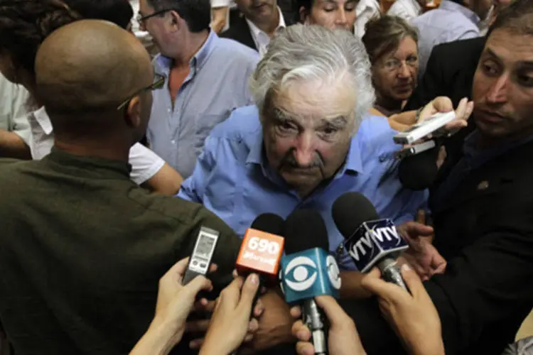 Presidente do Uruguai, José Mujica, fala com a imprensa após cerimonia que empossou o novo ministro da Economia, Mario Bergara, em Montevideo (Andres Stapff/Reuters)