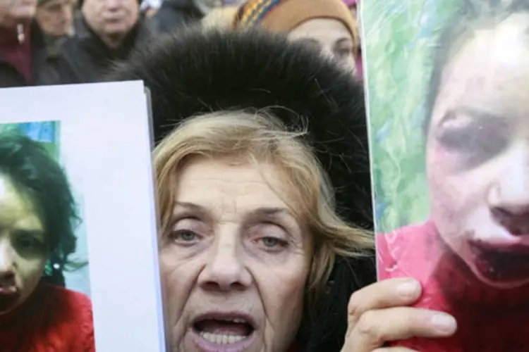 Manifestante segura foto de jornalista espancada na Ucrânia: centenas de manifestantes se encaminharam para o Ministério do Interior em Kiev (Gleb Garanich/Reuters)