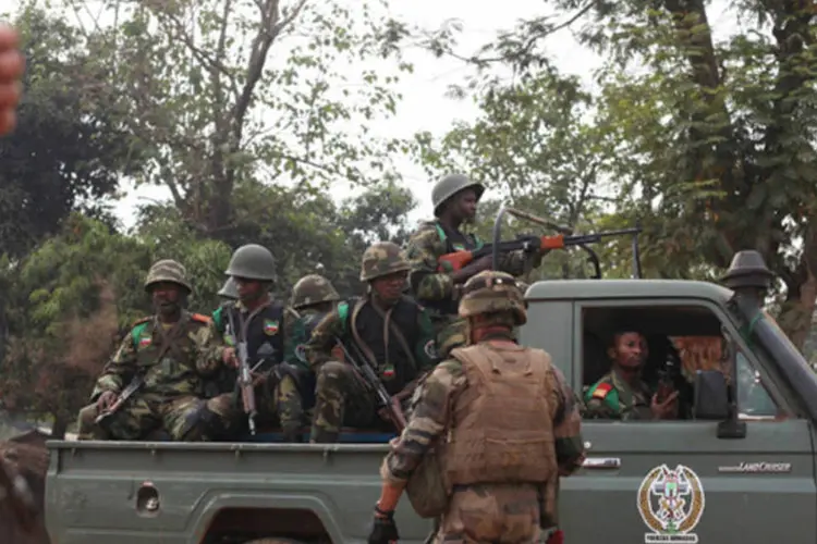 Um soldado francês olha enquanto soldados da Força Multinacional da África Central (FOMAC, na sigla em inglês) passam por Bangui (Andreea Campeanu/Reuters)