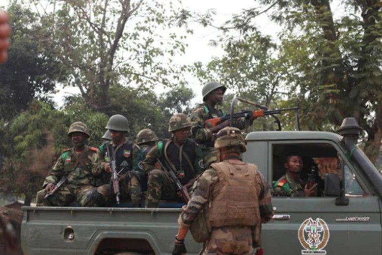 Um soldado francês olha enquanto soldados da Força Multinacional da África Central (FOMAC, na sigla em inglês) passam por Bangui (Andreea Campeanu/Reuters)