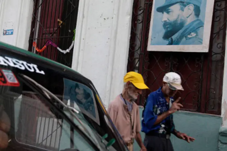 Homem passa por um retrato do ex-presidente cubano Fidel Castro em Havana, Cuba (Enrique de la Osa/Reuters)