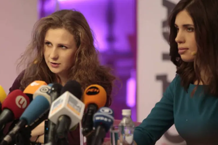 Nadezhda Tolokonnikova e Maria Alyokhina: moças foram soltas depois de cumprir mais de 21 meses de uma sentença de dois anos de prisão por realizar um protesto contra o presidente Vladimir Putin (Tatyana Makeyeva/Reuters)