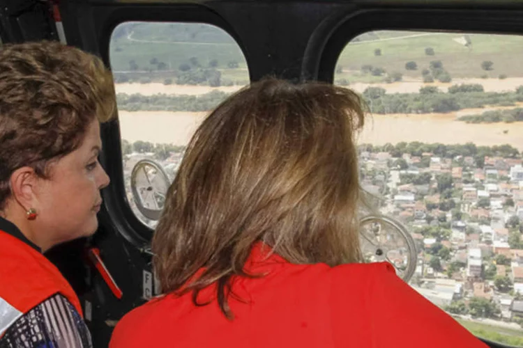 Presidenta Dilma Rousseff acompanhada da Prefeita Elisa Costa, durante sobrevoo das áreas atingidas pelas chuvas em Governador Valadares (Roberto Stuckert Filho/PR)