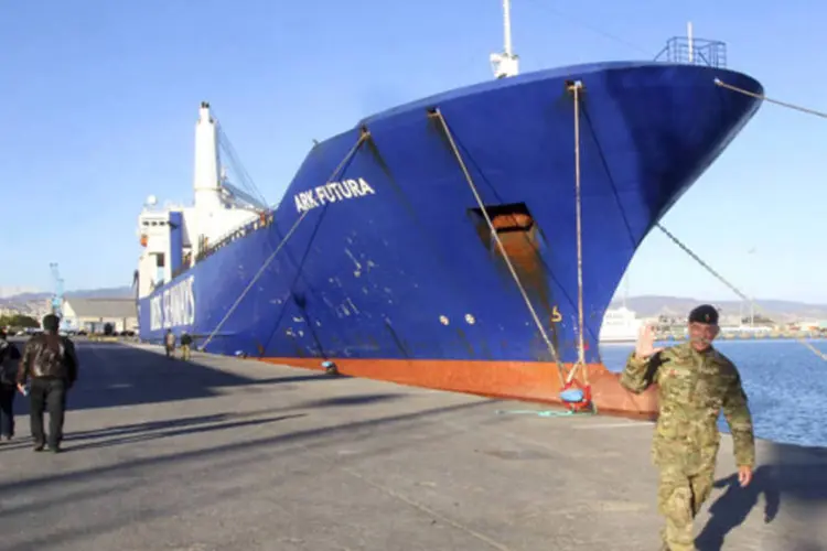 
	Um dos dois navios cargueiros que participam da miss&atilde;o dinamarquesa-norueguesa de transportar agentes qu&iacute;micos para fora da S&iacute;ria, ancorado em Limassol
 (Andreas Manolis/Reuters)
