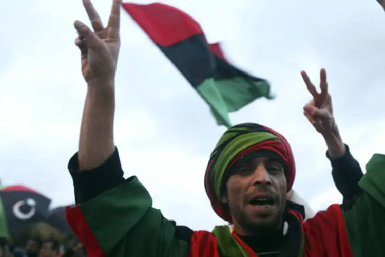 Pessoas gesticulam durante uma manifestação contra o que dizem ser a decisão do Congresso Nacional líbio de estender o período que permanecerão no poder, em Benghazi (Esam Omran Al-Fetori/Reuters)