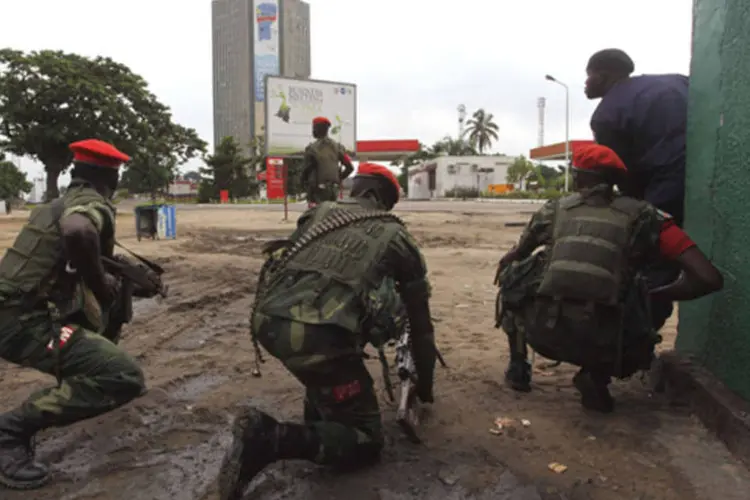 Forças de segurança congolensas durante operação para reprimir um ataque próximo a sede da TV estatal, em Kinshasa (Jean Robert NKengo/Reuters)
