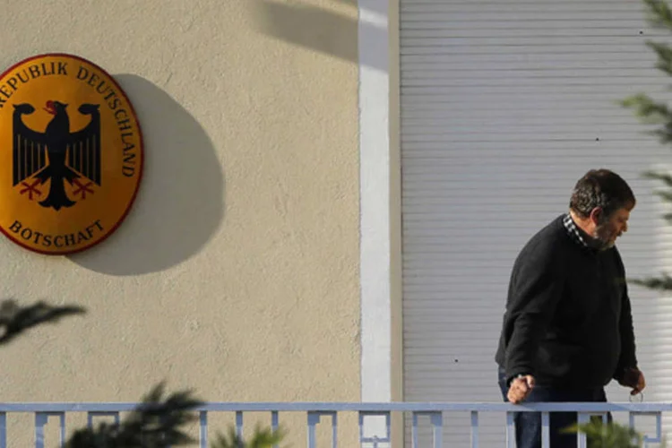 Buraco de tiro é visto na casa do embaixador da Alemanha na Grécia, após um ataque no subúrbio de Atenas (Yannis Behrakis/Reuters)