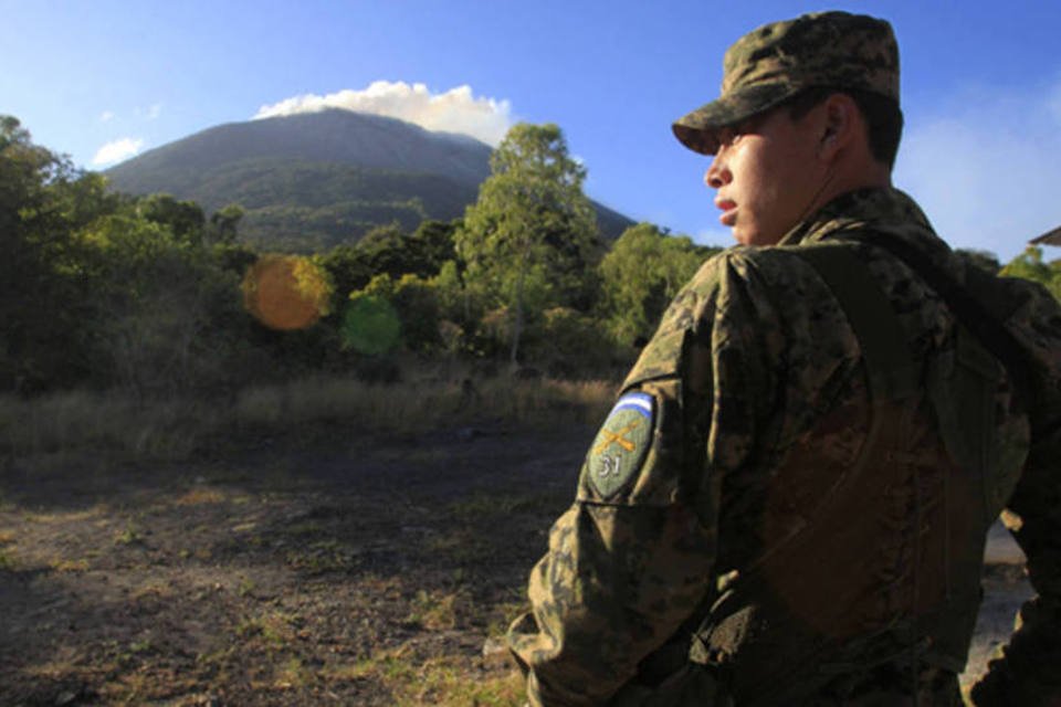 Vulcão continua expelindo gás após erupção em El Salvador