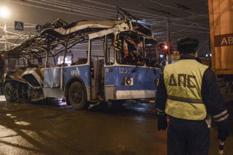 
	&Ocirc;nibus destru&iacute;do em uma explos&atilde;o &eacute; rebocado em Volgogrado: n&uacute;mero de mortos j&aacute; chega a 33
 (Sergei Karpov/Reuters)