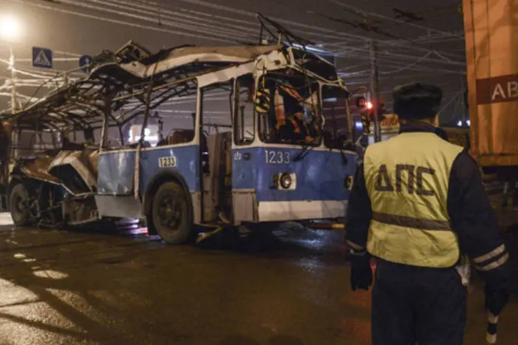 Ônibus destruído em uma explosão é rebocado, em Volgogrado, na Rússia (Sergei Karpov/Reuters)