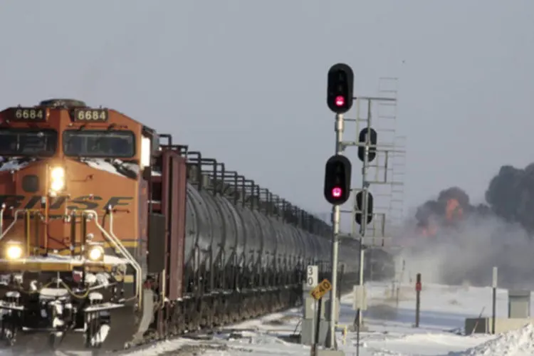 
	Colis&atilde;o de dois trens em Dakota do Norte: coluna de fuma&ccedil;a podia ser vista a 40km de dist&acirc;ncia, de acordo com subdiretor do Departamento de Bombeiros de Fargo
 (Michael Vosburg/Forum News Service/Reuters)