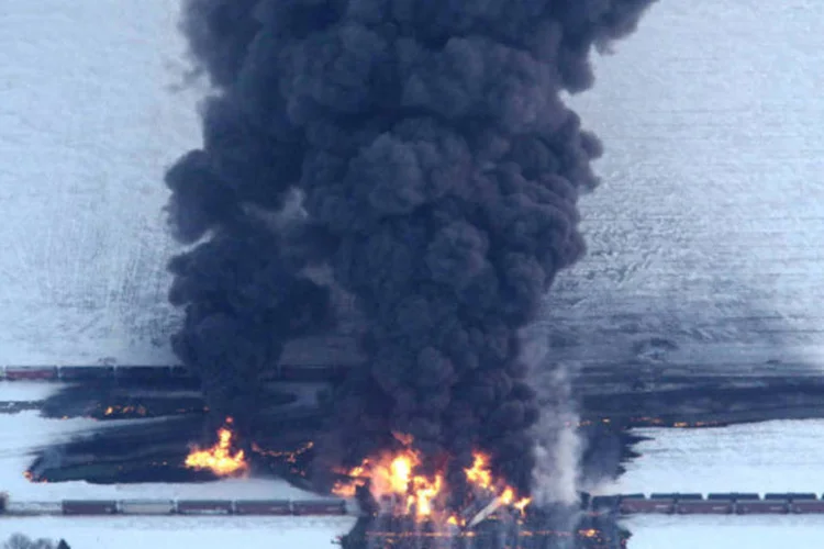 Nuvem de fumaça após colisão de dois trens provocar explosões próximo da cidade de Casselton, Dakota do Norte (Michael Vosburg/Forum News Service/Reuters)