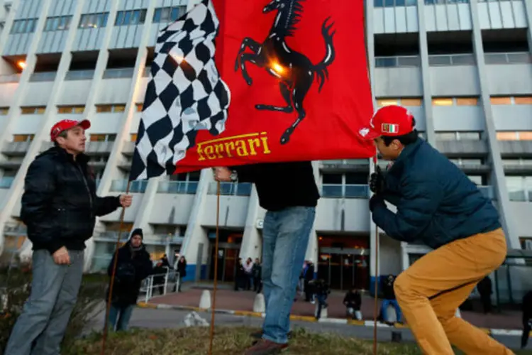 Fãs com bandeira da Ferrari em frente a unidade do hospital onde está Michael Schumacher, em Grenoble (Robert Pratta/Reuters)