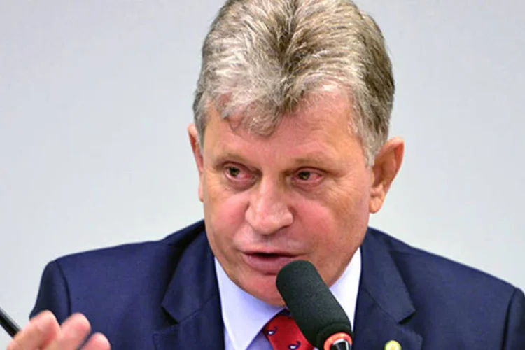 
	&Acirc;ngelo Agnolin (PDT-TO), por exemplo, detalhou em mar&ccedil;o o consumo de 1.521 litros de gasolina, o que seria suficiente para fazer um carro m&eacute;dio rodar pelo menos 15 mil quil&ocirc;metros
 (Nilson Bastian/Câmara dos Deputados)