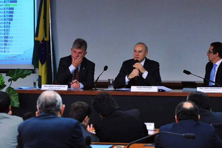 Ministro da Fazenda, Guido Mantega, fala em uma audiência pública conjunta de comissões na Câmara dos Deputados (Zeca Ribeiro/Câmara dos Deputados)