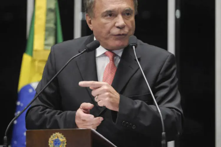 Senador Alvaro Dias (PSDB-PR) defende aprovação da emenda que eleva o percentual de aplicação da União na área da saúde para 18% da receita corrente líquida (Moreira Mariz/Agência Senado)