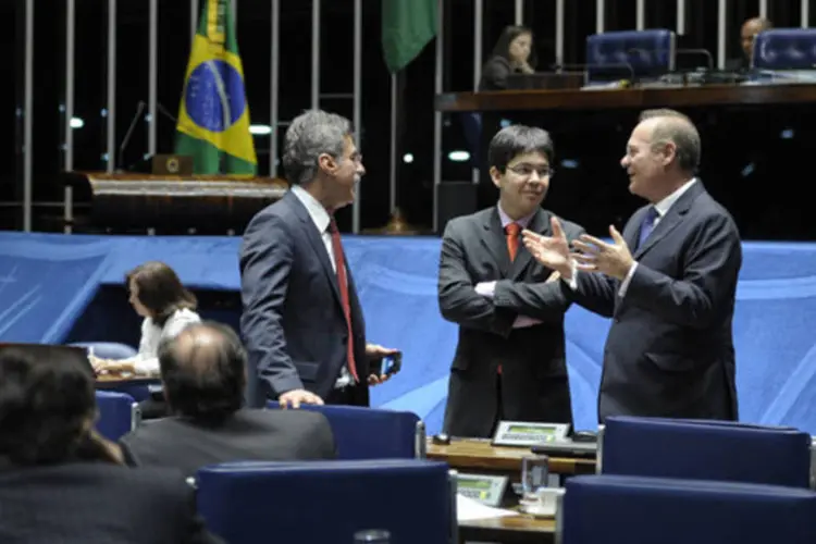 Senadores Romero Jucá (PMDB-RR), Randolfe Rodrigues (PSOL-AP) e Renan Calheiros (PMDB-AL) durante sessão deliberativa (Lia de Paula/Agência Senado)