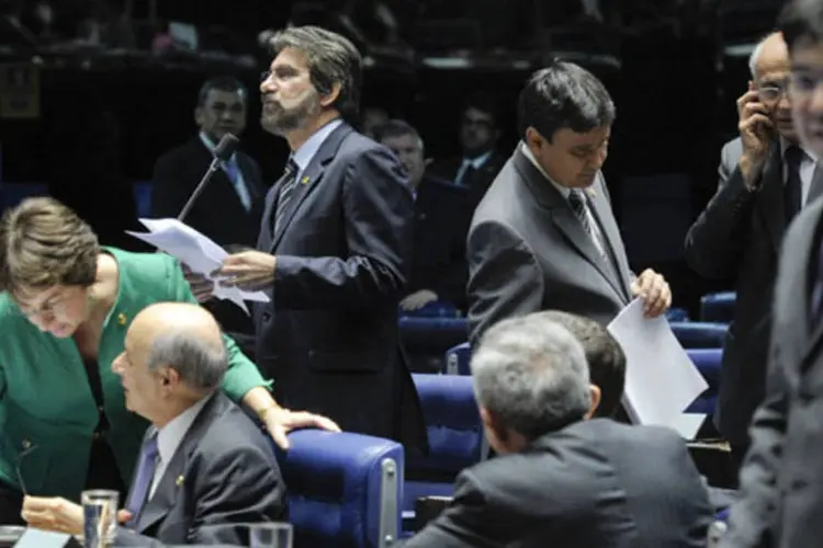 Senadores analisam substitutivo da Câmara dos Deputados à proposta de minirreforma eleitoral. Em pé, à esquerda, o senador Valdir Raupp (PMDB-RO), relator da matéria (Lia de Paula/Agência Senado)
