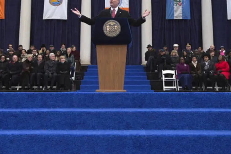 Novo prefeito de Nova York, Bill de Blasio, faz um discurso durante cerimônia na frente do prédio da prefeitura da cidade  (Adrees Latif/Reuters)