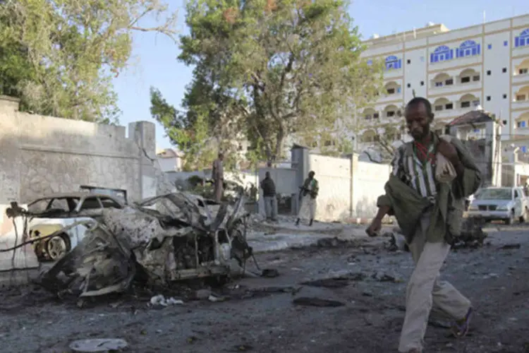 
	Explos&atilde;o em hotel na Som&aacute;lia: Shebab j&aacute; controlou maior parte das regi&otilde;es sul e central do pa&iacute;s, mas se retirou de suas posi&ccedil;&otilde;es fixas em Mogadiscio dois anos atr&aacute;s
 (Omar Faruk/Reuters)