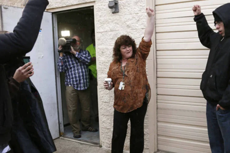 Cheri Hackett, coproprietária da loja que vende maconha Botana Care, celebra antes de abrir as portas para clientes pela primeira vez em Northglenn, Colorado, EUA, 1º de janeiro de 2014 (Rick Wilking/Reuters)