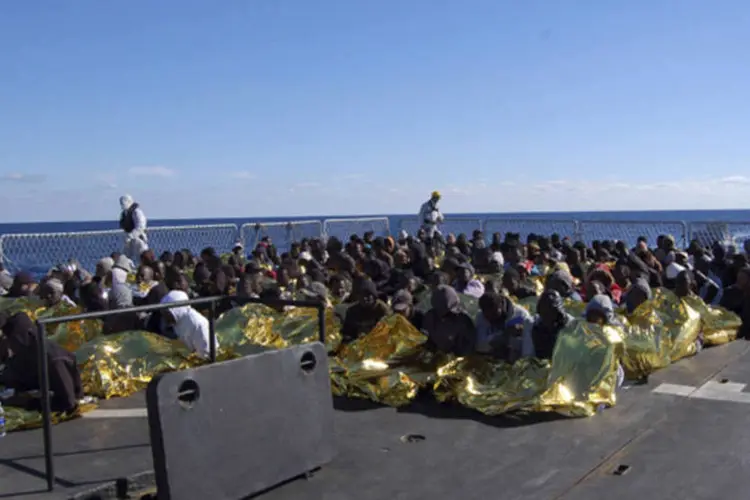 Migrantes resgatados pela marinha na Itália: 823 homens, mulheres e crianças que estavam a bordo das quatro embarcações são provenientes do Egito, Paquistão, Iraque e Tunísia (Reuters)