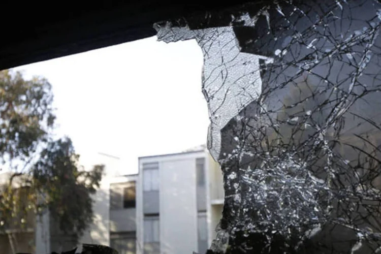 Janela quebrada no Consulado chinês depois que uma pessoa atear fogo no portão principal do prédio em San Francisco, Califórnia (Stephen Lam/Getty Images)