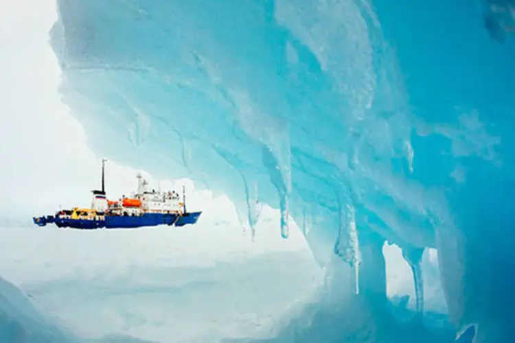 
	O navio de pesquisas Akademik Shokalskiy &eacute; visto encalhado no gelo na Ant&aacute;rtida: o navio ficou encalhado na v&eacute;spera do Natal, durante duas semanas
 (REUTERS/Andrew Peacock)