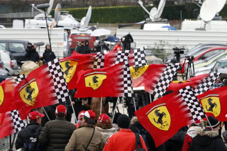 Fãs da Ferrari homenageiam o ex-piloto Michael Schumacher, que completa 45 anos, em frente ao hospital de Grenoble, onde ele está internado (Charles Platiau/Reuters)