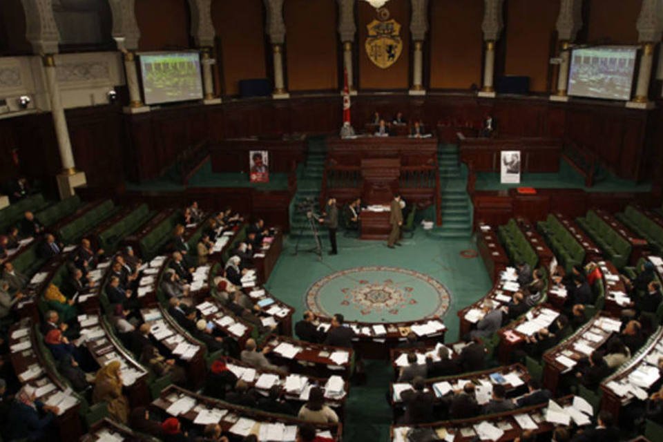Parlamento da Tunísia começa a votar nova Constituição