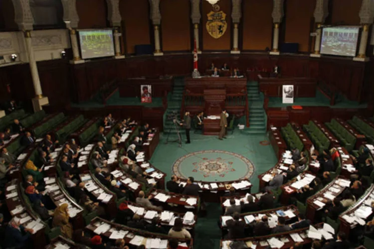 Visão geral da Assembleia Constituinte da Tunísia, com o presidente Mustafa Ben Jaafar discursando sobre o início das votação para a nova constituição, em Túnis (Zoubeir Souissi/Reuters)
