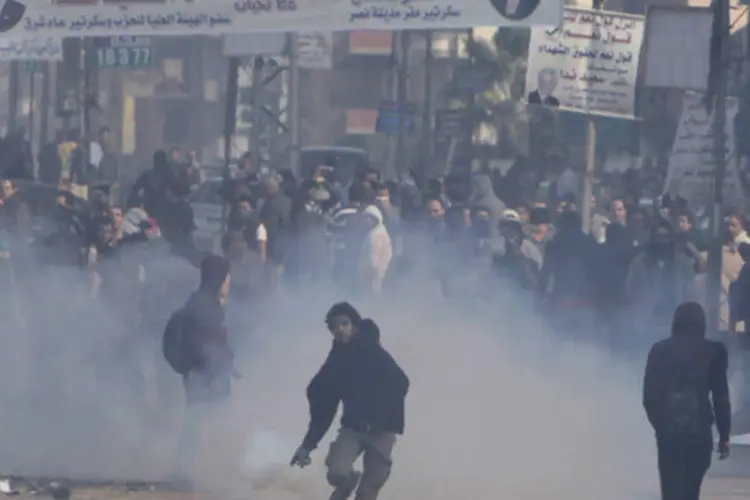 Apoiadores do presidente deposto do Egito, Mohamed Mursi, durante confronto no distrito de Nasr, em Cairo (Mohamed Abd El Ghany/Reuters)