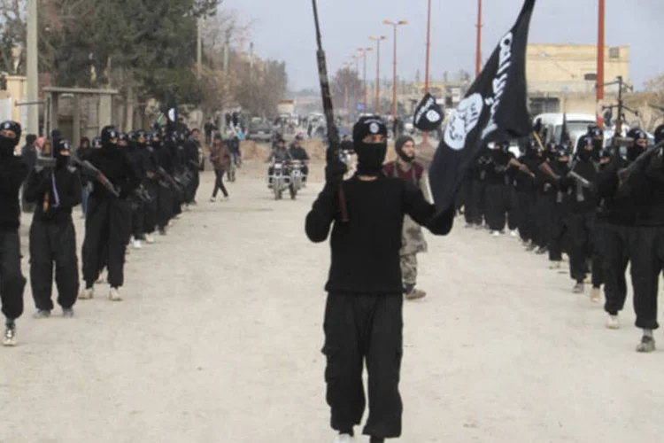 
	Guerrilheiros do EEIL: grupo dissidente da al Qaeda vem combatendo rebeldes rivais na S&iacute;ria h&aacute; meses
 (Yaser Al-Khodor/Reuters)