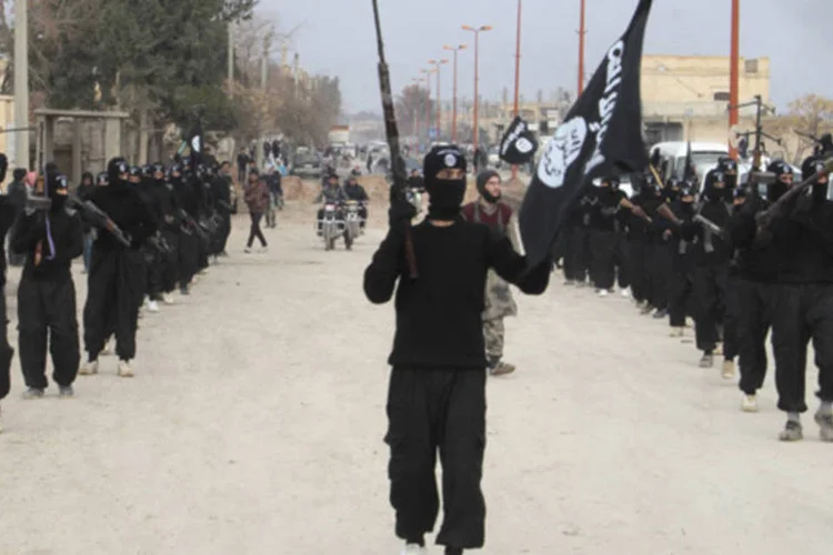 
	Guerrilheiros do EIIL : at&eacute; 100 combatentes da Frente Nusra, capturados pelo EIIL na cidade de Tel Abiad, na fronteira com a Turquia, foram mortos a tiros
 (Yaser Al-Khodor/Reuters)