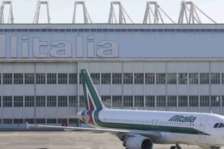Avião da companhia aérea italiana Alitalia é visto estacionado na pista do aeroporto internacional de Roma (Max Rossi/Reuters)