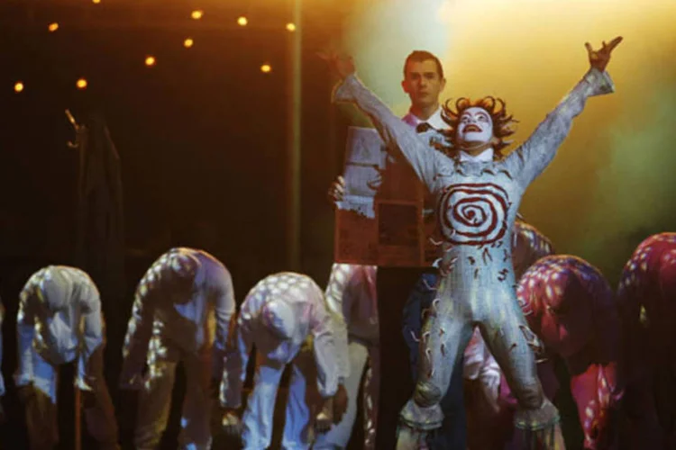 Artistas durante apresentação para o show Quidam, do Cirque du Soleil, no Royal Albert Hall de Londres, Reino Unido (Luke MacGregor/Reuters)