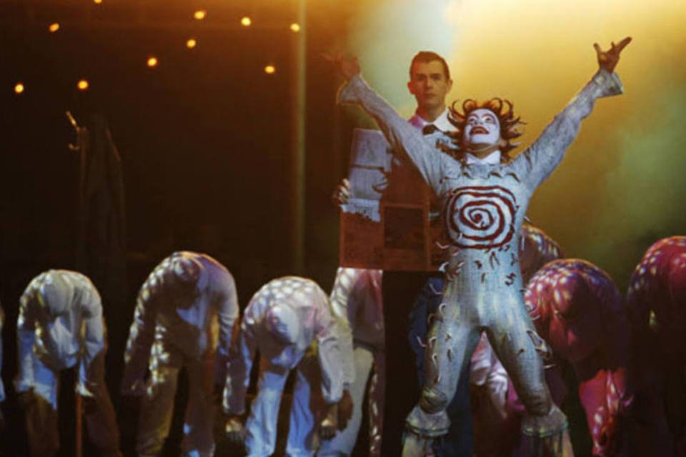 Artistas durante apresentação para o show Quidam, do Cirque du Soleil, no Royal Albert Hall de Londres, Reino Unido (Luke MacGregor/Reuters)