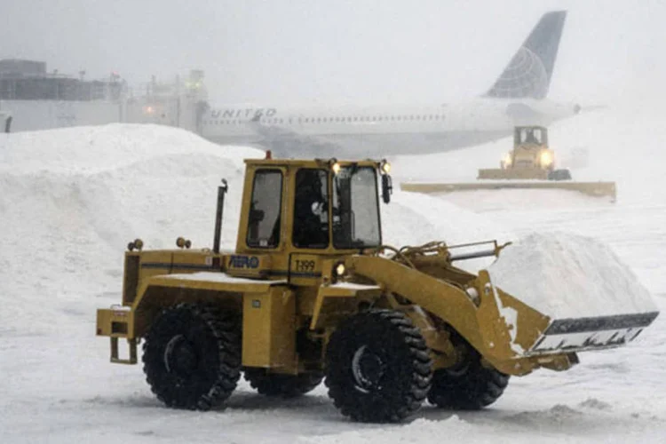 Trator retira neve acumulada após tempestade da pista do aeroporto de LaGuardia, em Nova York (Zoran Milich/Reuters)