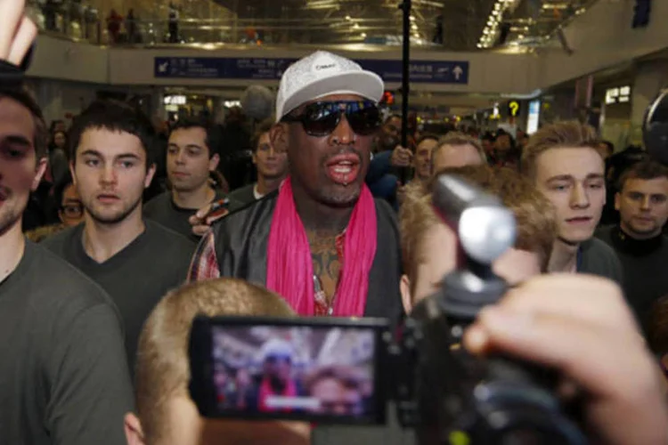Ex-astro da NBA Dennis Rodman conversas com jornalistas antes de embarcar para Pyongyang, em um aeroporto de Pequim, na China (Jason Lee/Reuters)