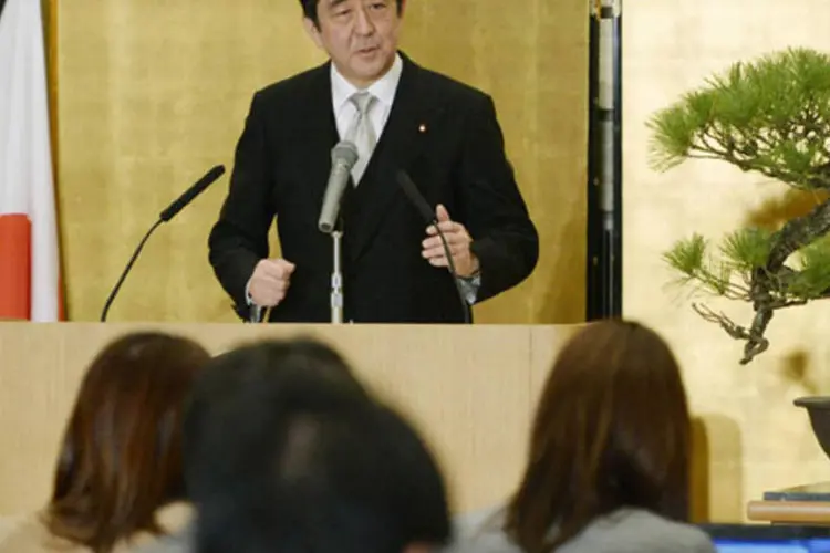 Primeiro-ministro do Japão, Shinzo Abe, discursa após visita habitual de ano novo ao santuário Ise, no centro do Japão (Kyodo/Reuters)