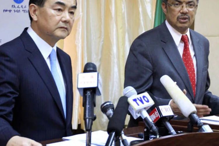 Ministro das Relações Exteriores da China, Wang Yi, discursa em uma conferencia de imprensa com o ministro etíope em Adis-Abeba, na Etiópia (Tiksa Negeri/Reuters)