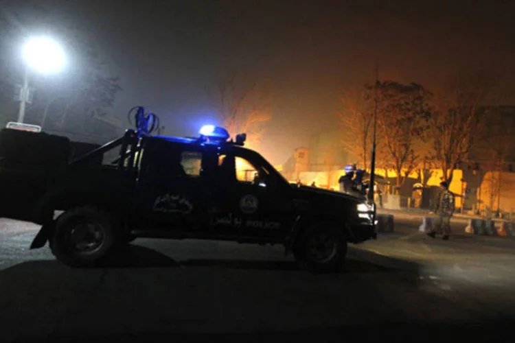 Forças de segurança afegãs de guarda perto do local de uma explosão, em Cabul (Mohammad Ismail/Reuters)