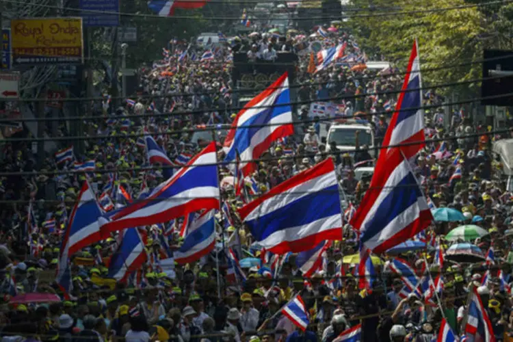 Manifestantes em Bangcoc: pelo menos 5.000 manifestantes se separaram do acampamento principal dos manifestantes, junto ao Monumento à Democracia, no bairro histórico da cidade (Athit Perawongmetha/Reuters)